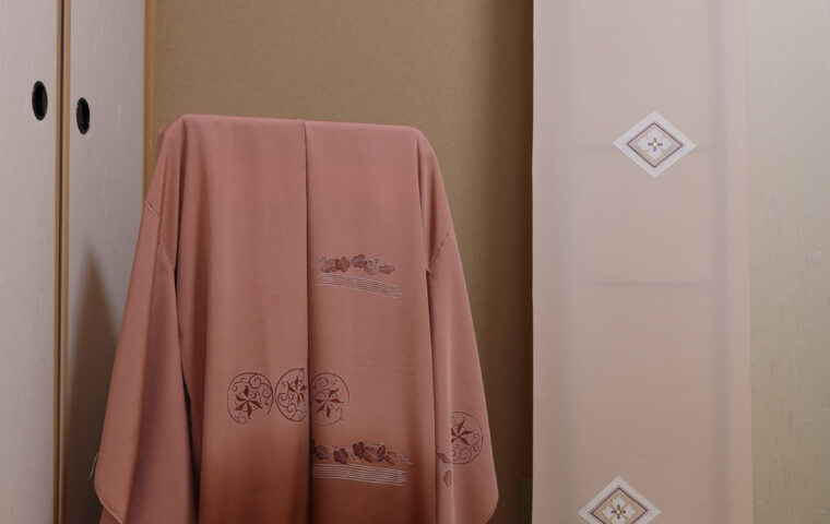 レンガ色コート　京刺繡付け下げ　バック　｜染と呉服はっとり