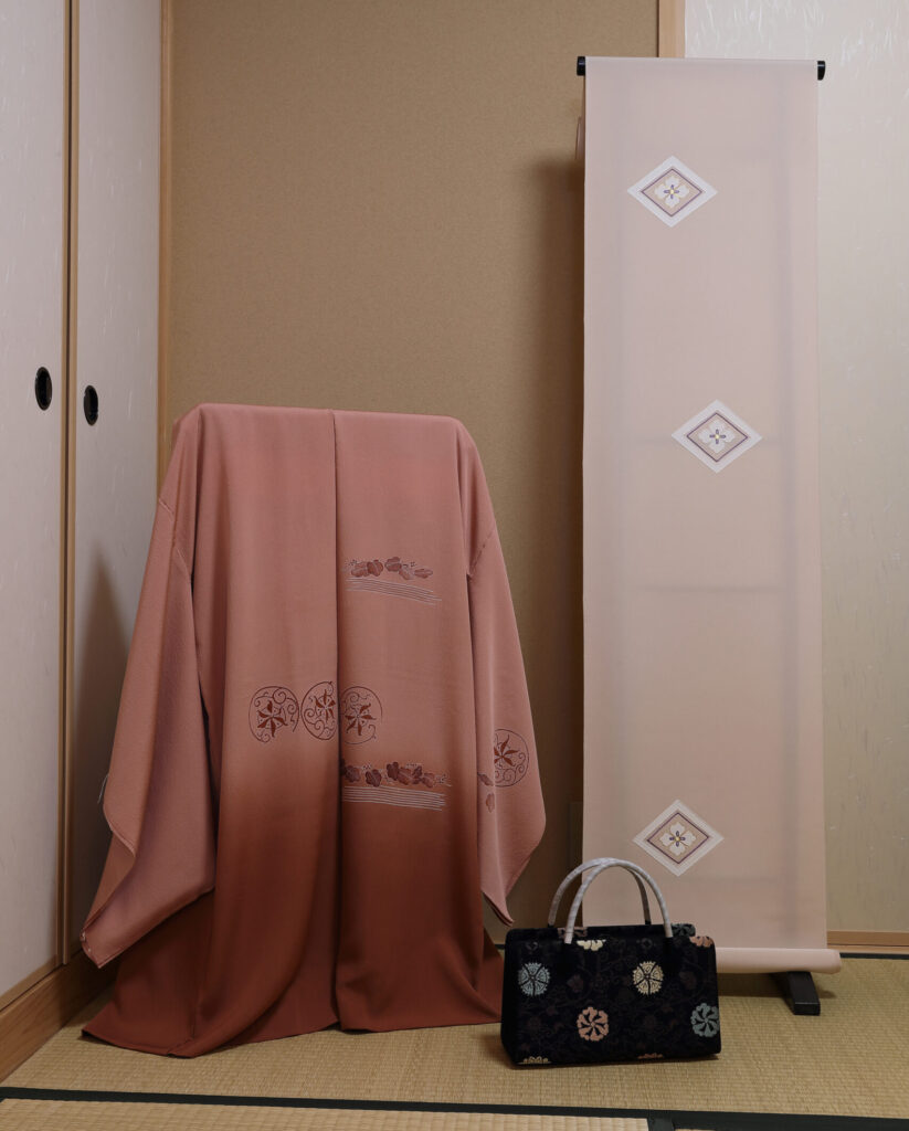 レンガ色コート　京刺繡付け下げ　バック　｜染と呉服はっとり