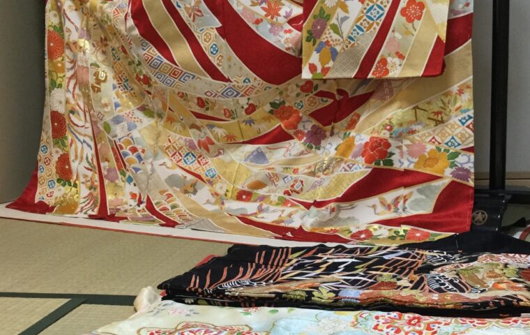 振袖展示風景　赤の束ね熨斗　｜染と呉服はっとり