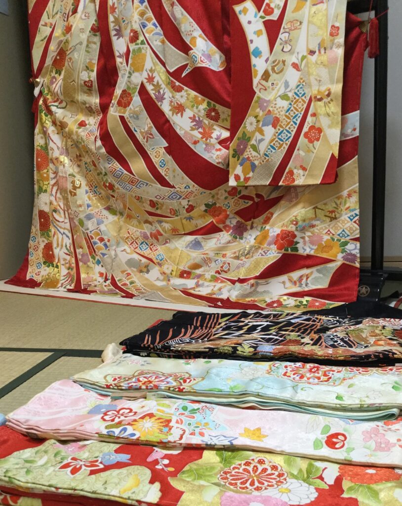 振袖展示風景　赤の束ね熨斗　｜染と呉服はっとり