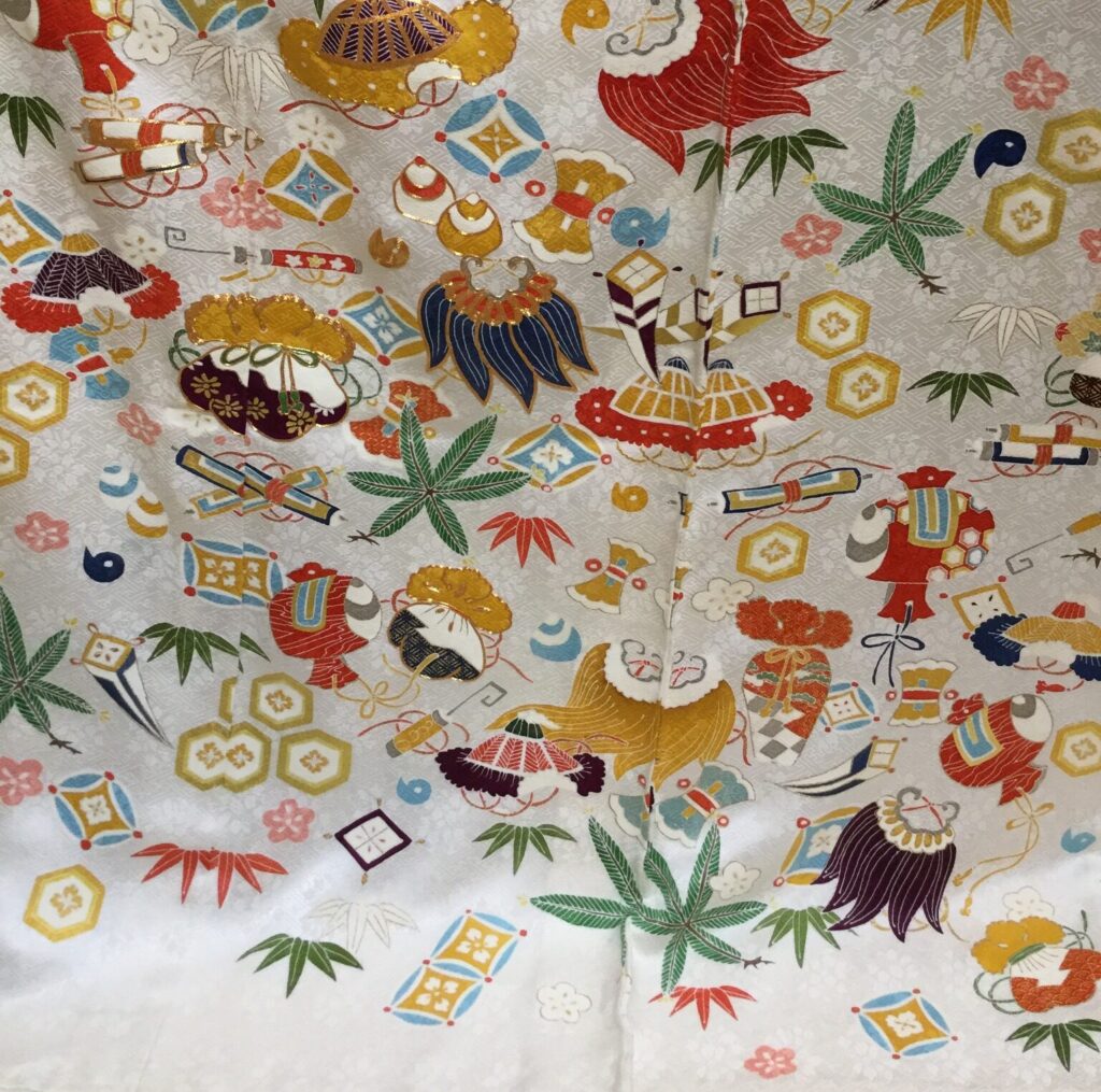 十三参り　仕立て　白地に宝尽くし　生地アップ　｜染と呉服はっとり