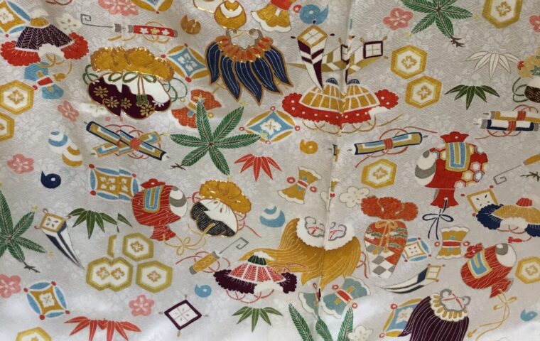 十三参り　仕立て　白地に宝尽くし　生地アップ　｜染と呉服はっとり