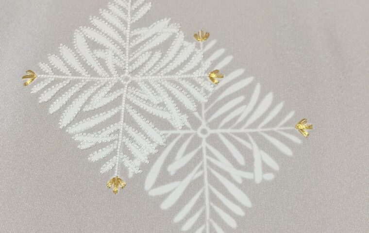 菱家紋に京刺繡　付下げ生地アップ　｜染と呉服はっとり