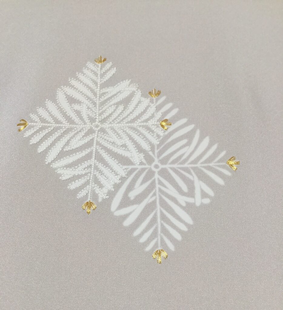 菱家紋に京刺繡 付下げ生地アップ |染と呉服はっとり