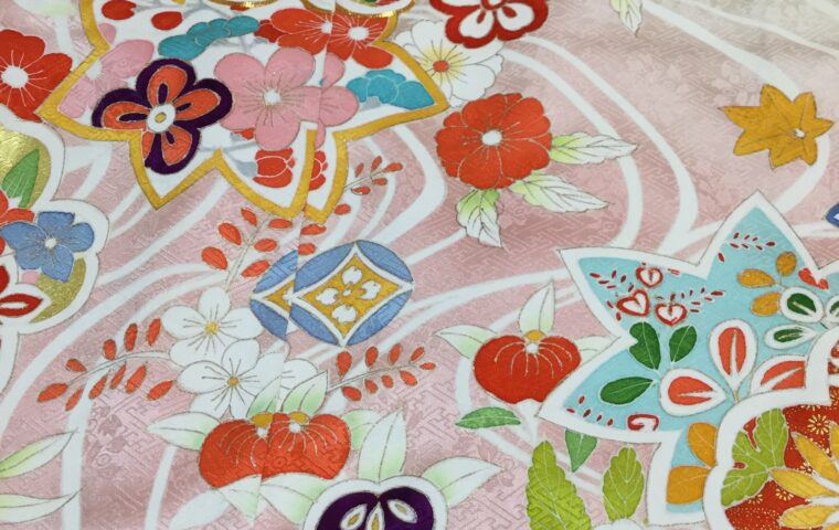 振袖　ピンク地に流水花ちらし｜染と呉服はっとり