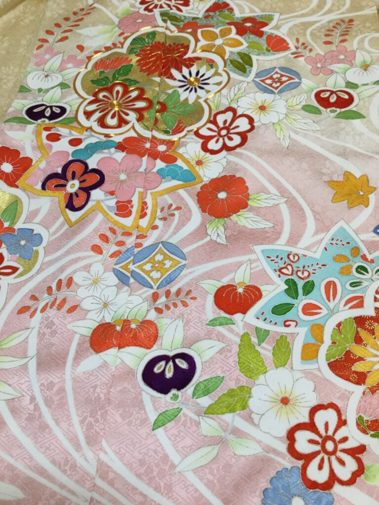 振袖　ピンク地に流水花ちらし｜染と呉服はっとり