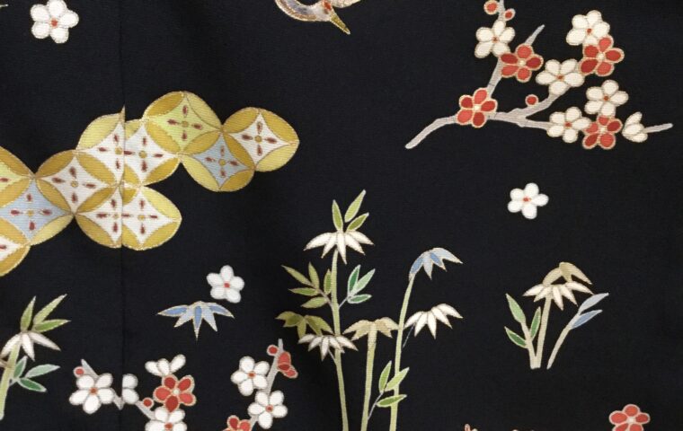着物の格　黒地訪問着　亀甲に鶴　刺繍　袋帯｜染と呉服はっとり