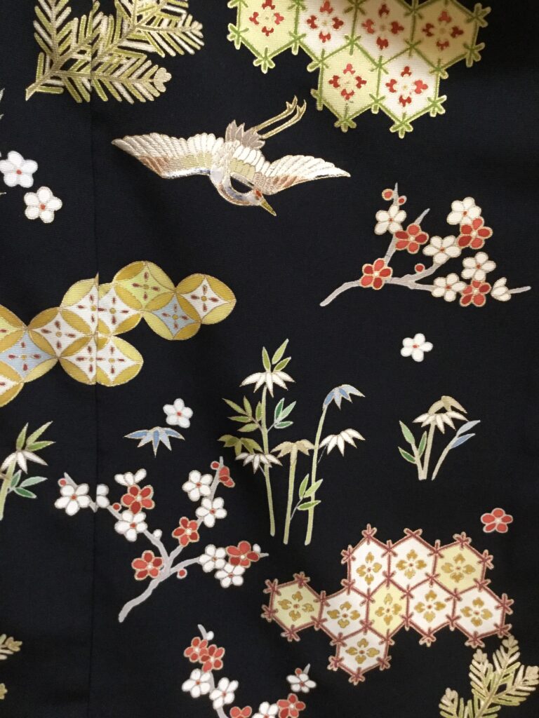 着物の格　黒地訪問着　亀甲に鶴　刺繍　袋帯｜染と呉服はっとり