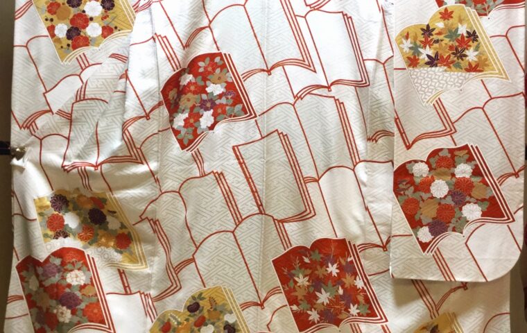 十三参りの着物　奈良　白地に本の柄　｜染と呉服はっとり