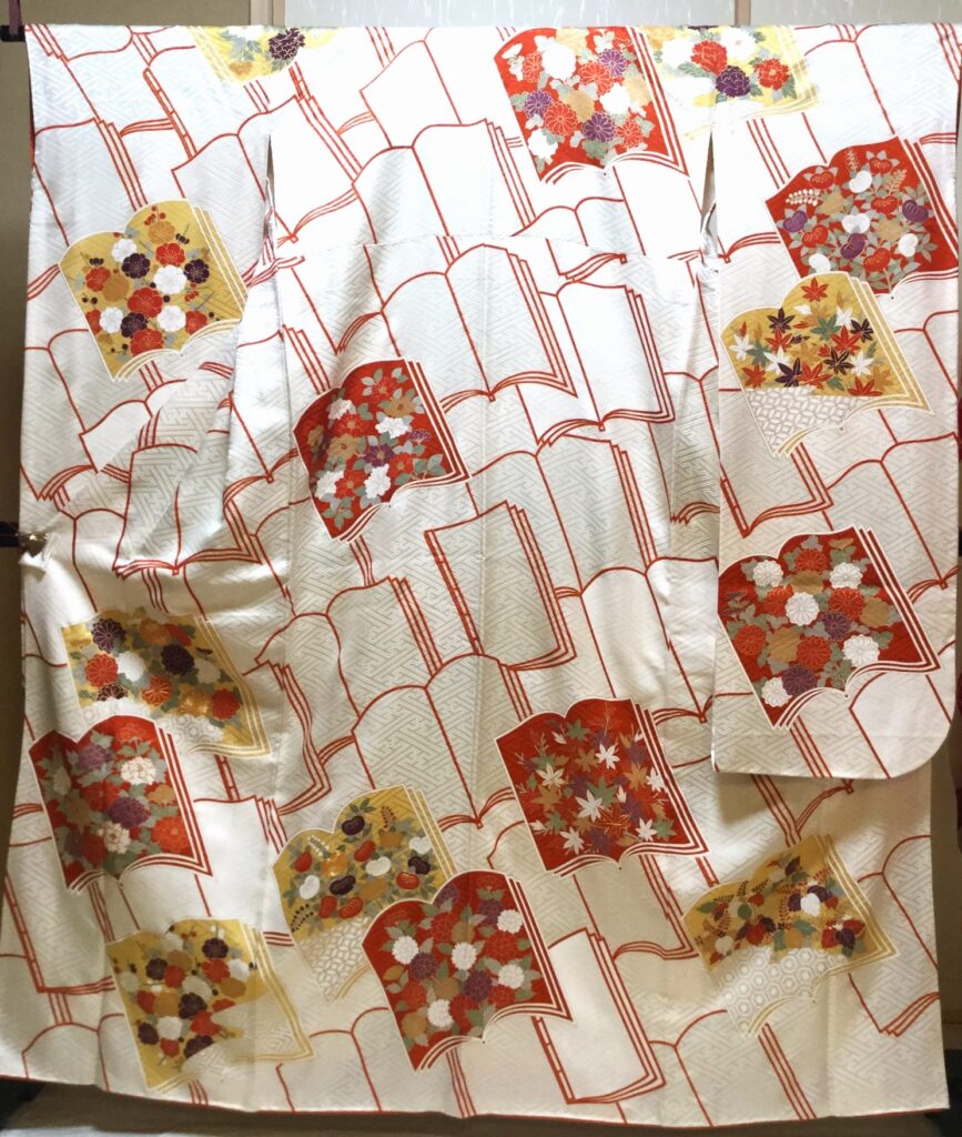十三参りの着物 奈良 白地に本の柄 |染と呉服はっとり