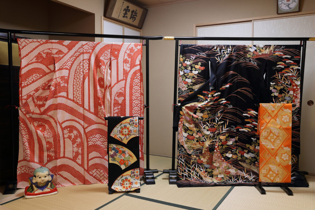 奈良の呉服店で扱う京友禅黒留袖と総絞り赤振袖