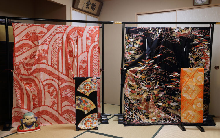 奈良の呉服店で扱う京友禅黒留袖と総絞り赤振袖