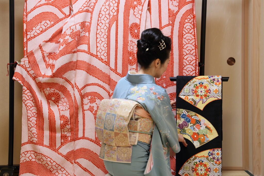 奈良の老舗呉服店で振袖と袋帯を合わせる女将