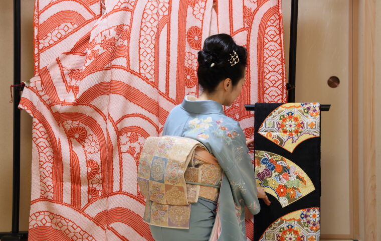 奈良の老舗呉服店で振袖と袋帯を合わせる女将