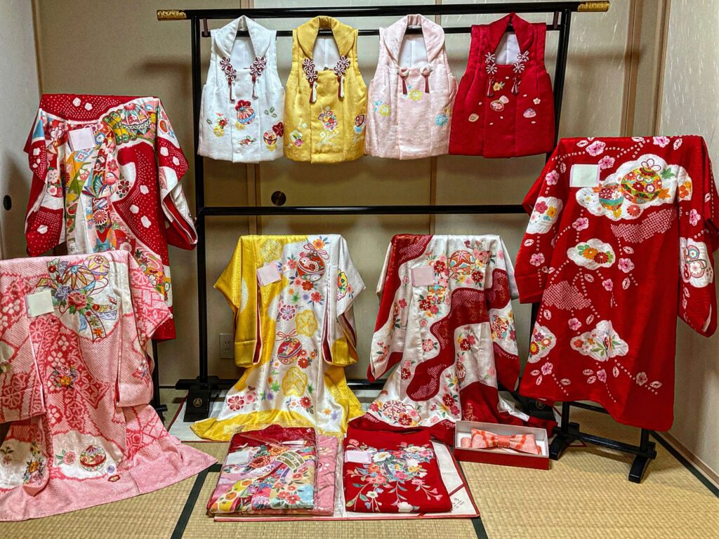 女児祝着展示風景　初着と女児の被布　｜染と呉服はっとり