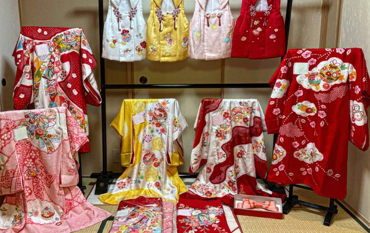 女児祝着展示風景　初着と女児の被布　｜染と呉服はっとり