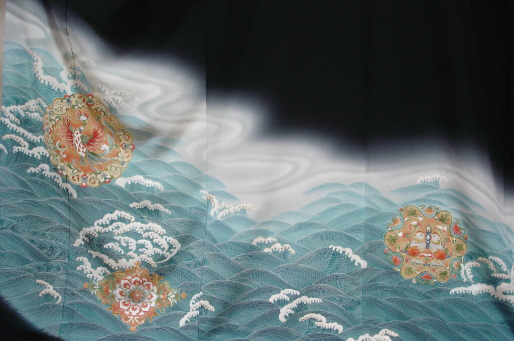 黒留袖　波間に正倉院華文　祖父の作品　｜染と呉服はっとり