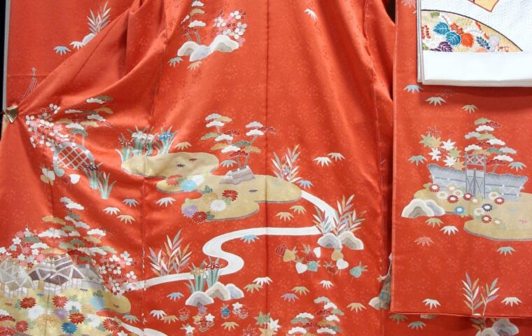 朱色振袖御所解柄　白地袋帯唐織　｜染と呉服はっとり