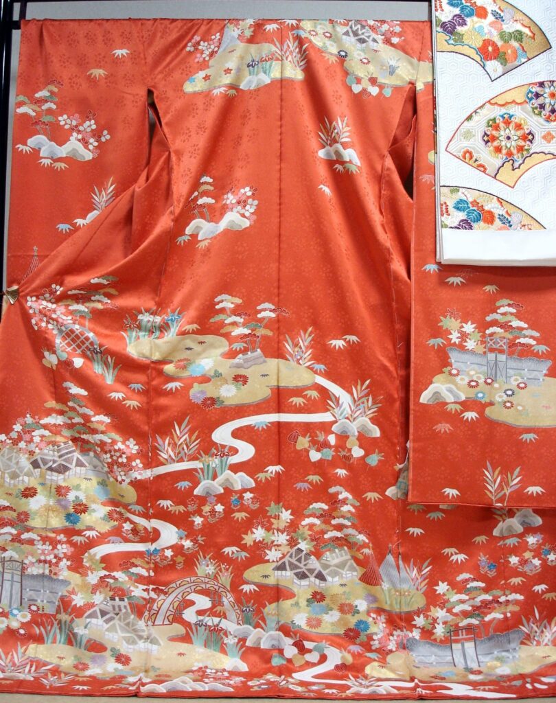 朱色振袖御所解柄　白地袋帯唐織　｜染と呉服はっとり