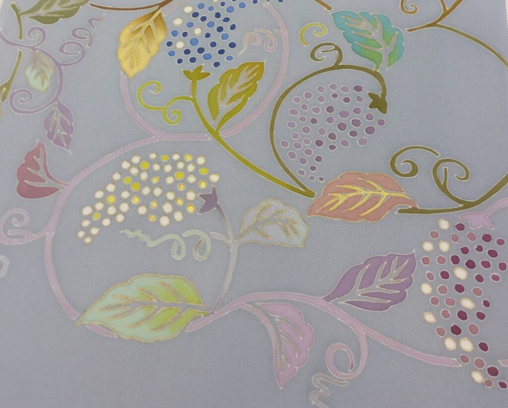 藤色地に葡萄唐草文様が淡い色彩で描かれた着物の柄