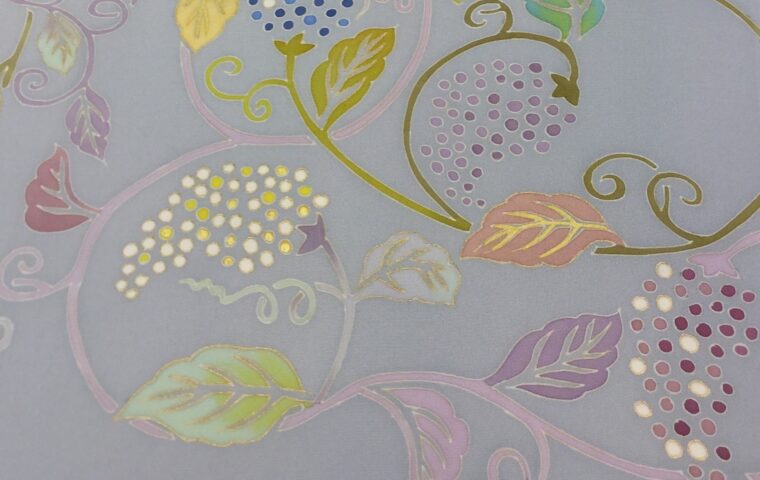 藤色地に葡萄唐草文様が淡い色彩で描かれた着物の柄