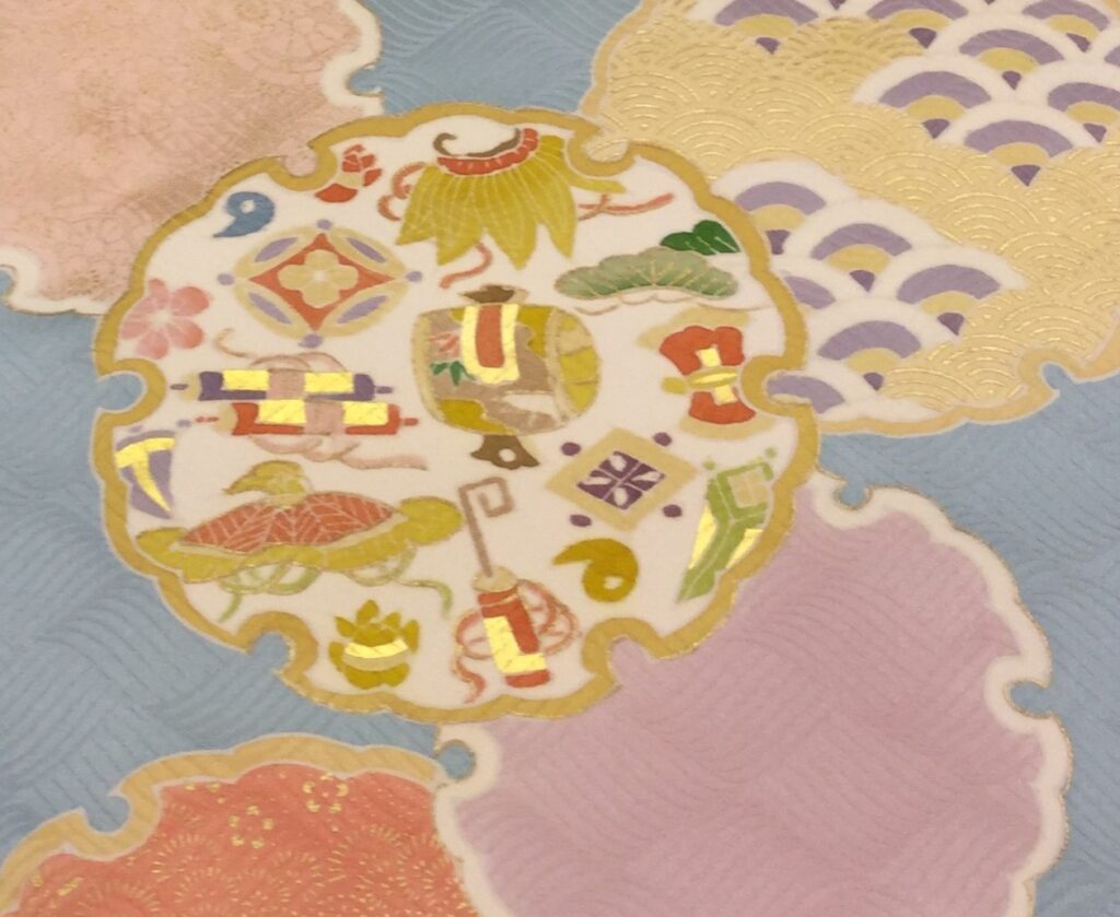 雪輪に宝尽くし　訪問着生地のアップ　｜染と呉服はっとり