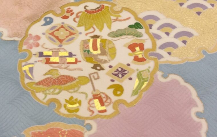 雪輪に宝尽くし　訪問着生地のアップ　｜染と呉服はっとり