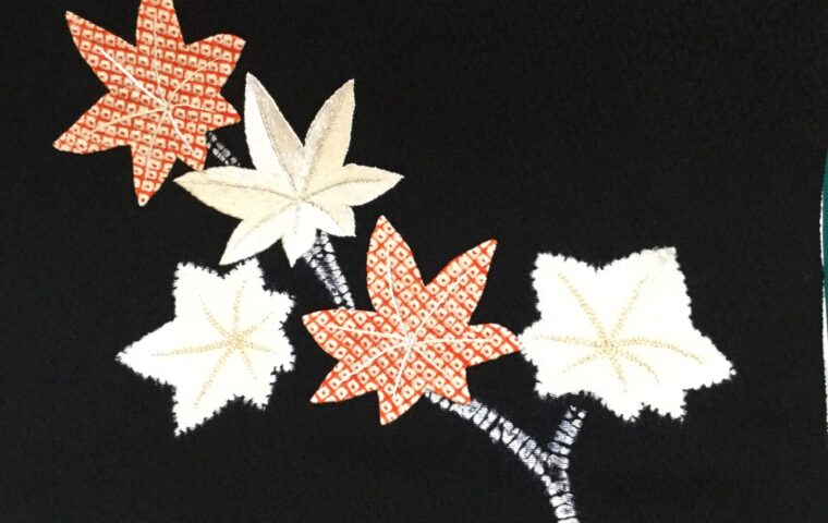 黒地に赤・橙・白の紅葉刺繍を配した着物柄
