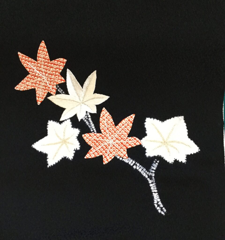 黒地に赤・橙・白の紅葉刺繍を配した着物柄