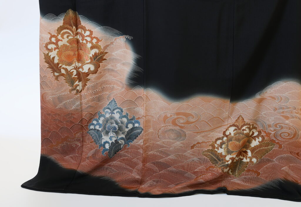 黒留袖柄アップ 波間に正倉院華文 |染と呉服はっとり