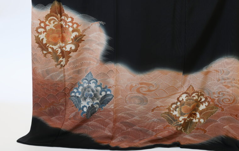 黒留袖柄アップ　波間に正倉院華文　｜染と呉服はっとり