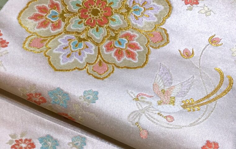 白地に金糸・華文・鳥模様の帯｜染と呉服はっとり