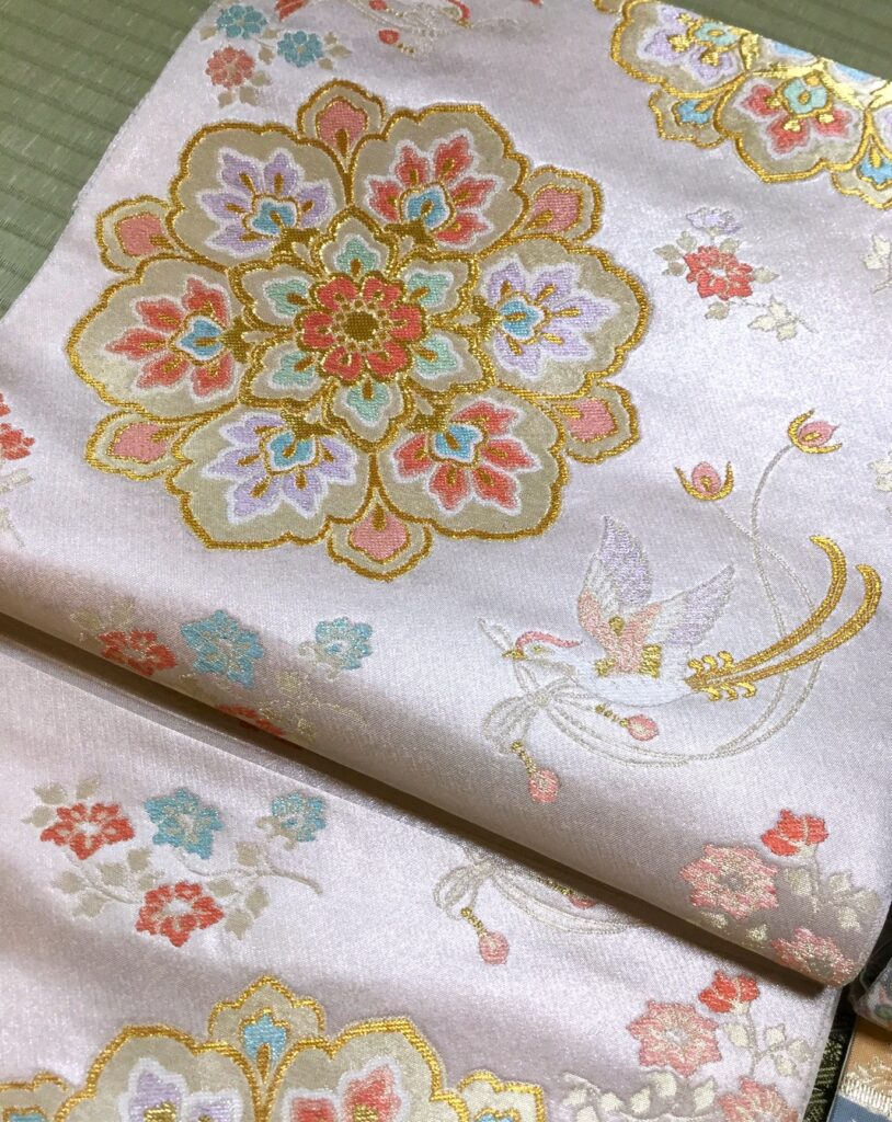 白地に金糸・華文・鳥模様の帯|染と呉服はっとり