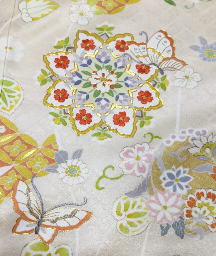 訪問着の柄アップ　華文に蝶