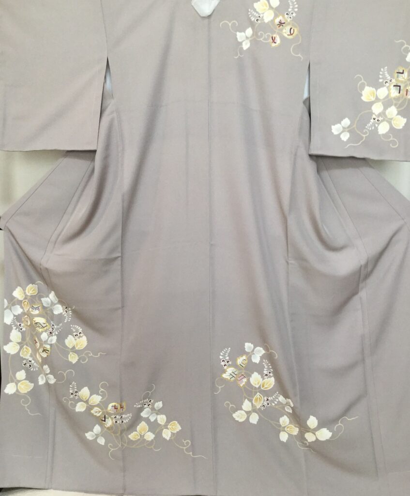 灰藤色地に葛の葉・色紙散らし模様の訪問着|染と呉服はっとり