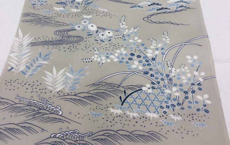 グレー地に流水・雲・松・萩・野菊・葦など秋草風景を藍と白で描いた着物生地アップ｜染と呉服はっとり