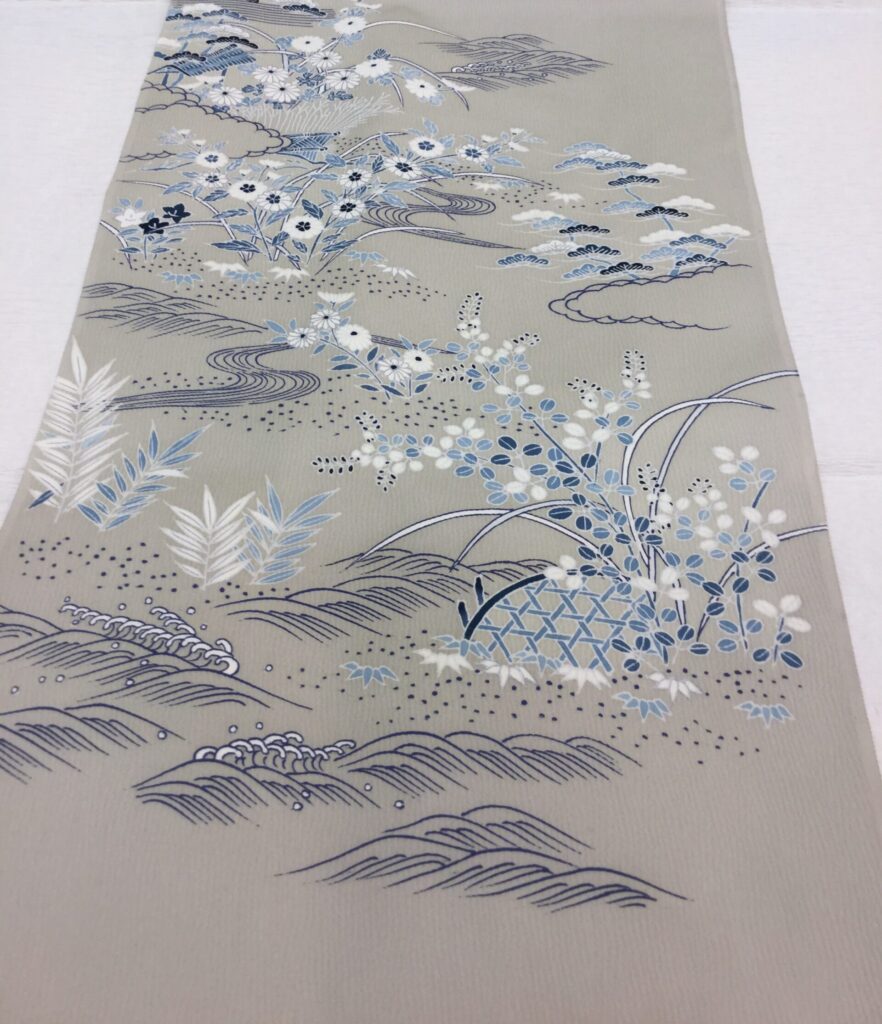 グレー地に流水・雲・松・萩・野菊・葦など秋草風景を藍と白で描いた着物生地アップ｜染と呉服はっとり