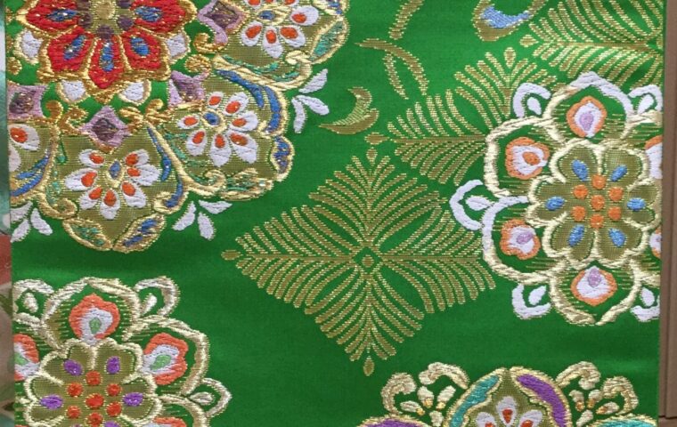 緑地に金糸・色糸で大輪の花丸文様を豪華に刺繍した振袖用袋帯のアップ｜染と呉服はっとり