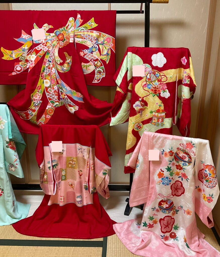 お宮参り　初着　展示風景　仕立て　｜染と呉服はっとり