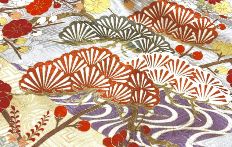 振袖の柄のアップ写真 五葉の松に季節の花