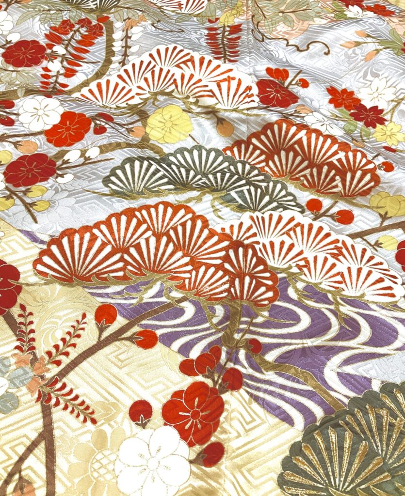 振袖の柄のアップ写真 五葉の松に季節の花