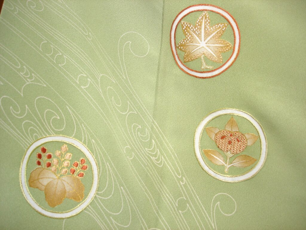 京刺繡　金駒にすが縫い　職人による手仕事