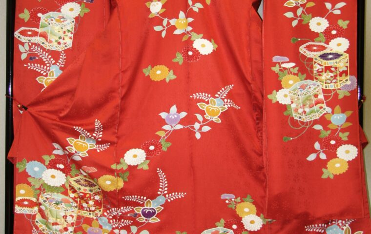 振袖　赤地に貝桶に垣根文