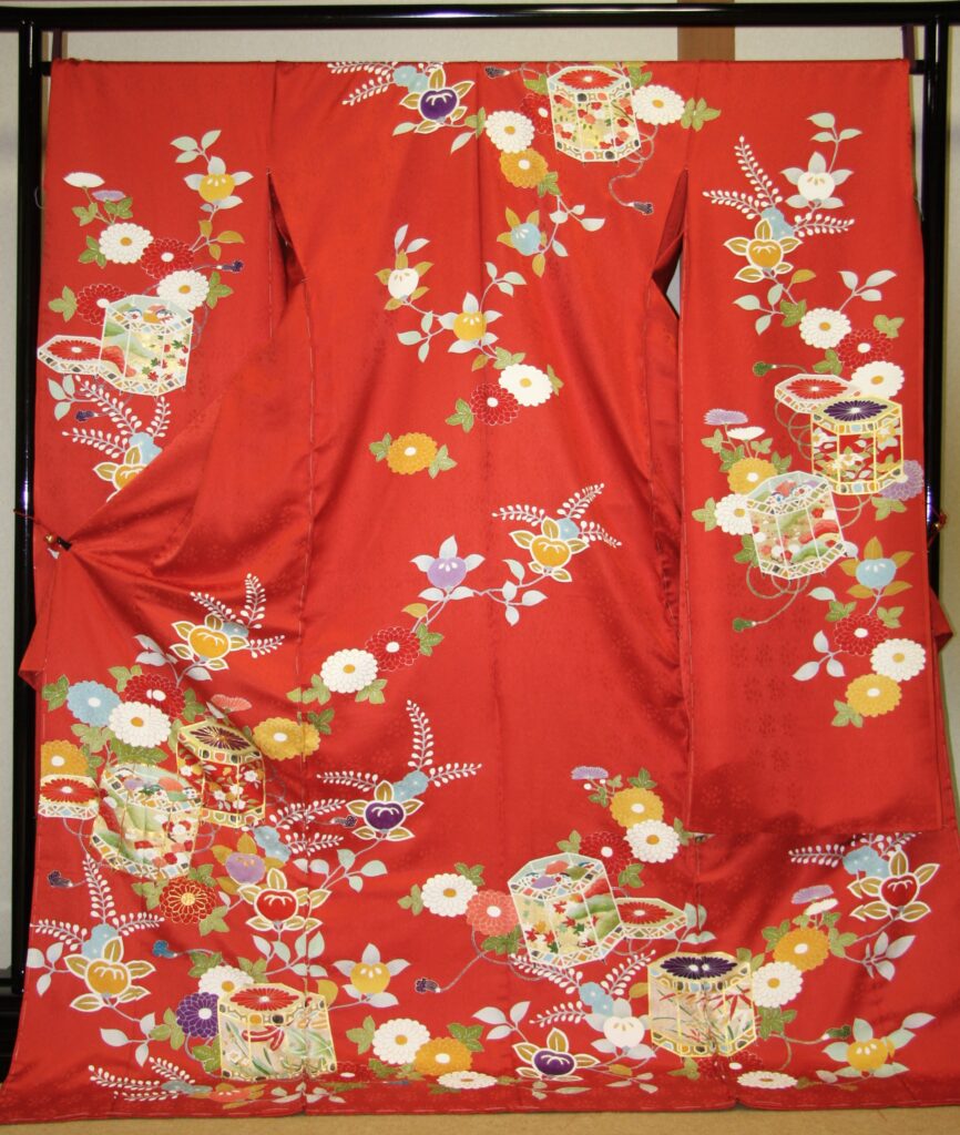振袖 赤地に貝桶に垣根文
