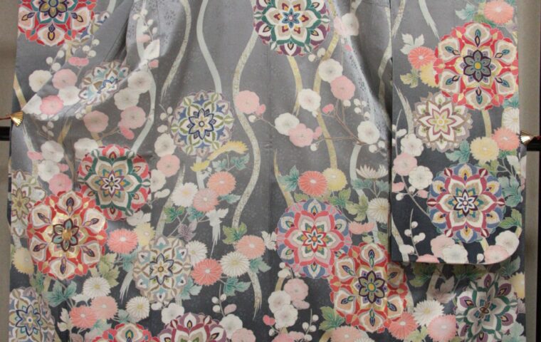 振袖　グレー地に立涌正倉院華文