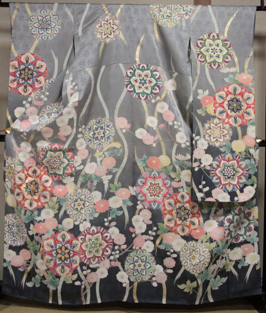 振袖　グレー地に立涌正倉院華文