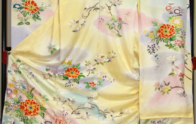 振袖　イエローに牡丹の柄　ぼかし柄