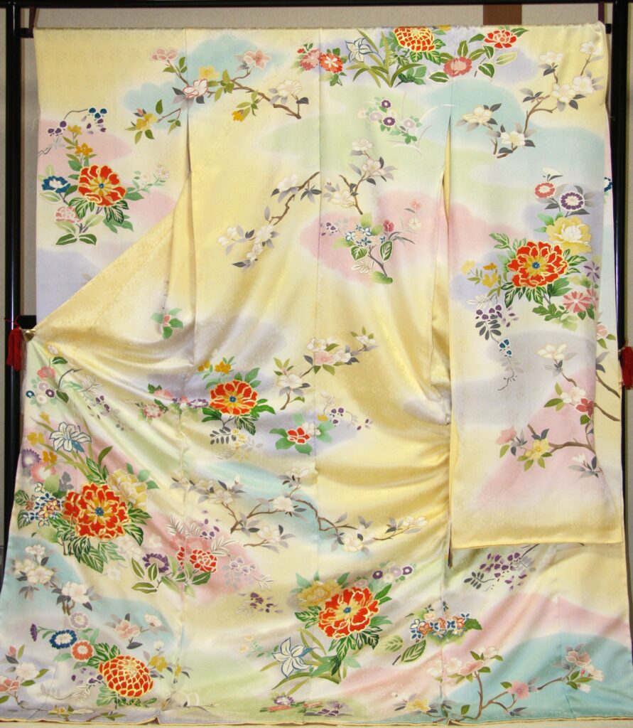 振袖　イエローに牡丹の柄　ぼかし柄