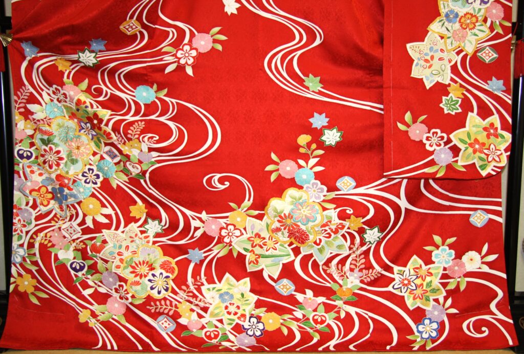 振袖 流水に宝相華文