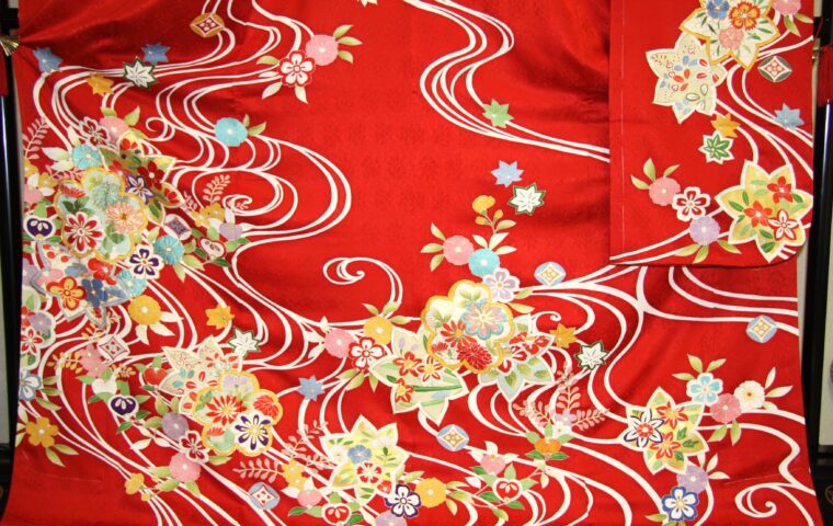振袖　流水に宝相華文　